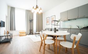 Spacious Apartment With Huge Shared Terrace And Grill Located Between City Centre And Donau River